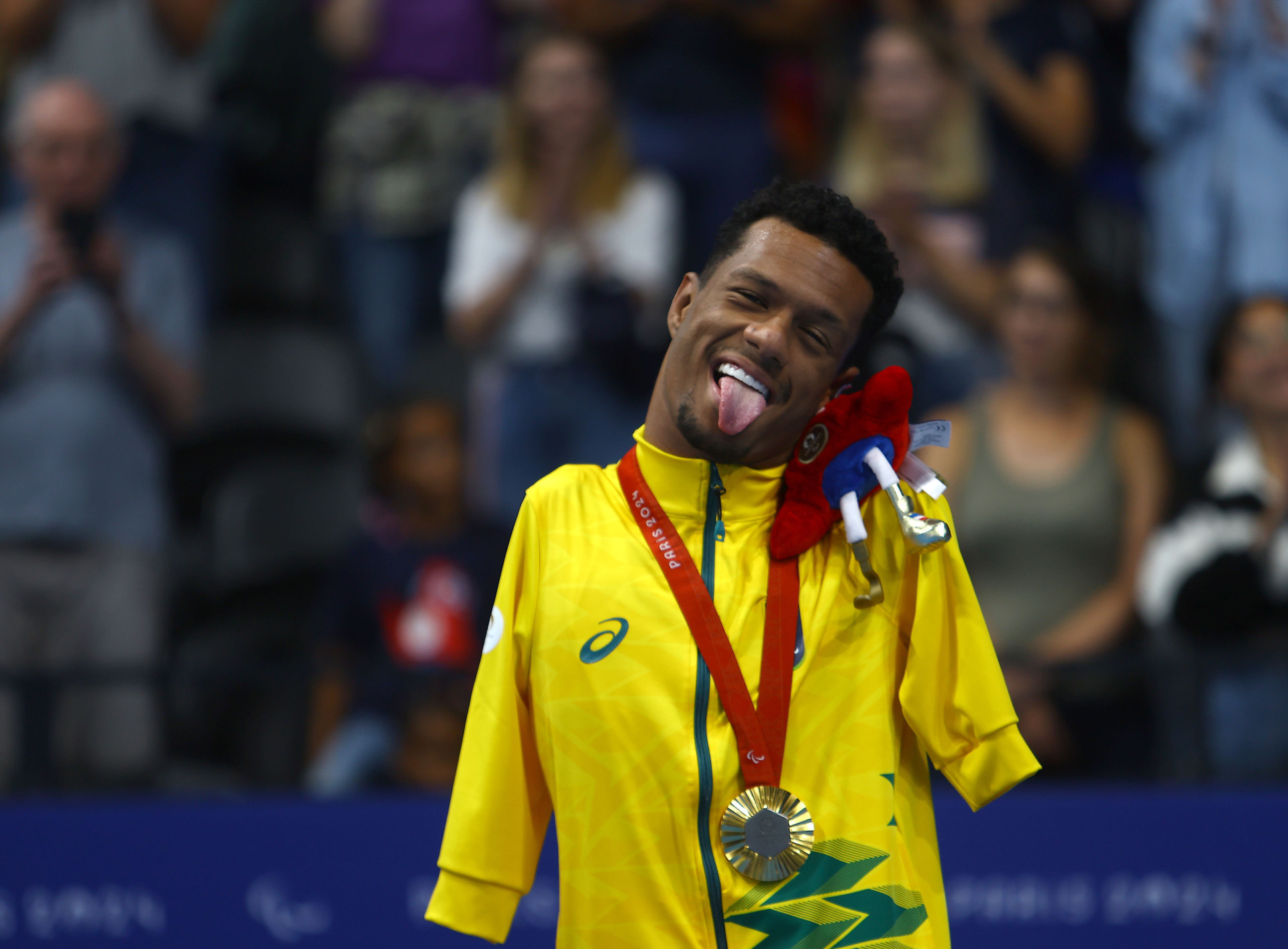 Gabriel Araújo com medalha de ouro na natação nas Paralimpíadas de Paris (Foto: Silvio Avila/CPB)