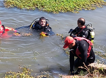 A equipe de mergulhadores do Corpo de Bombeiros resgatou o corpo em um parque aquático de Aquiraz  