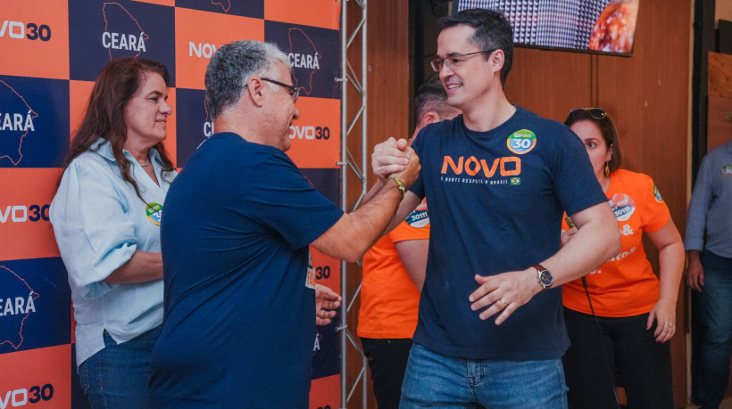 FORTALEZA, CEARÁ, 01-09-2024: Evento de Eduardo Girão. Na foto, o candidato, Eduardo Girão (Novo), a vice, Silvana Bezerra, e Deltan Dallagnol. (Foto: Fernanda Barros / O Povo)