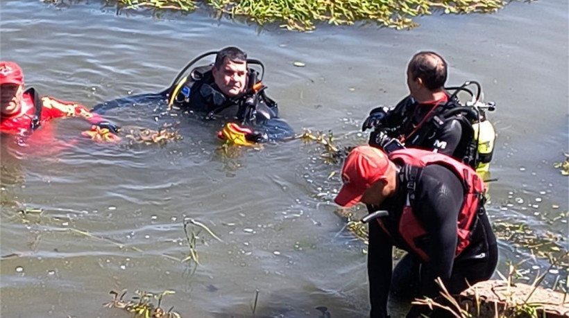 A equipe de mergulhadores do Corpo de Bombeiros resgatou o corpo em um parque aquático de Aquiraz 