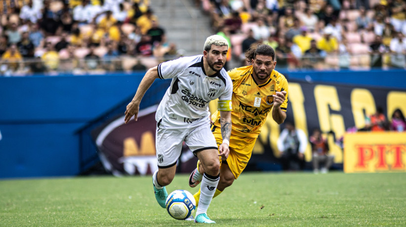 Volante Richardson disputa lance no jogo Amazonas x Ceará, na Arena da Amazônia, pelo Campeonato Brasileiro Série B 2024