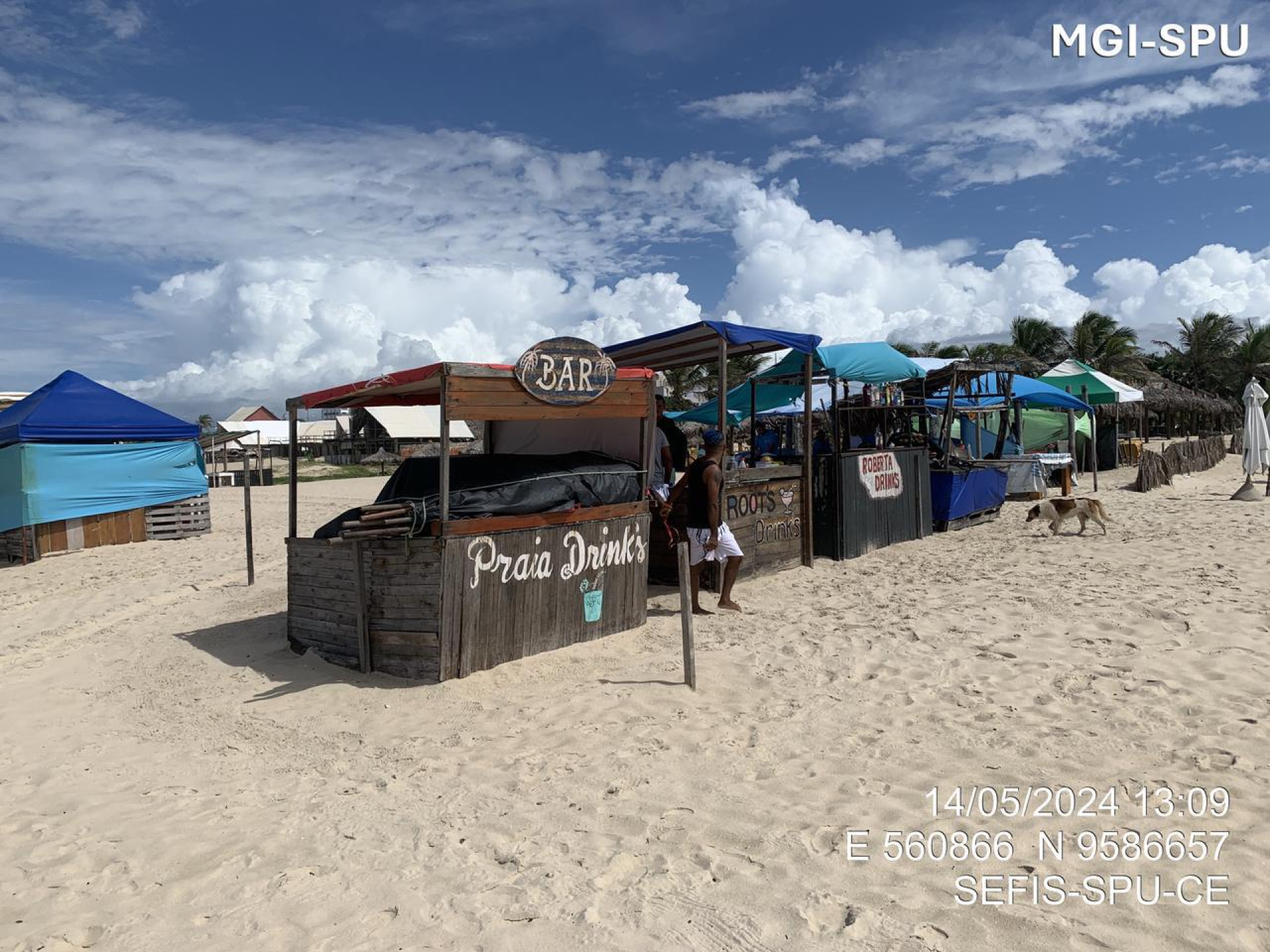 Barracas instaladas de modo ilegal nas areias da Praia do Futuro (Foto: SPU)