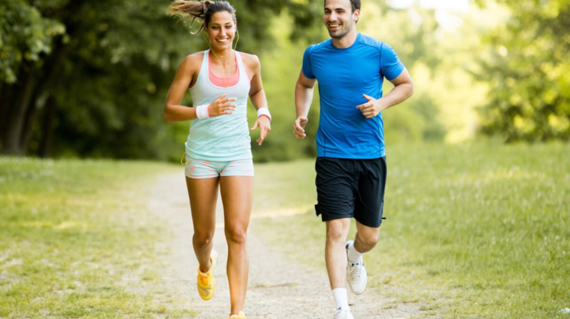 Contrariando o senso comum, a corrida pode beneficiar as articulações dos joelhos (Imagem: BGStock72 | Shutterstock)