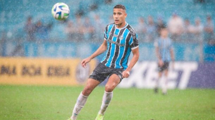 Gustavo Martins deixou o Imortal com dez jogadores após errar um domínio e fazer falta em Deyverson. Galo venceu por 3 a 2, na Arena