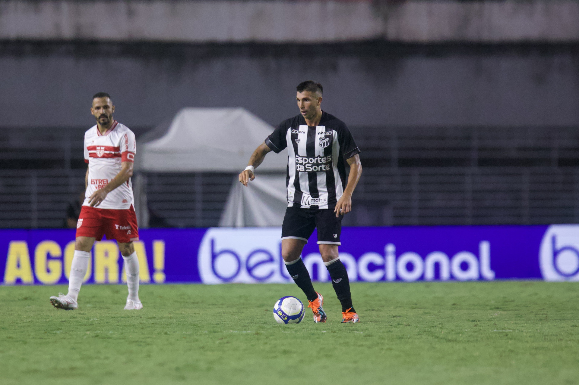 Meia Lucas Mugni no jogo CRB x Ceará, no Estádio Rei Pelé, pelo Campeonato Brasileiro Série B 2024 (Foto: Israel Simonton / Ceará SC)