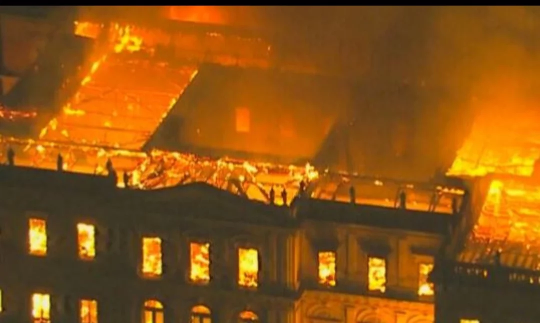 O incêndio do Museu Nacional, no Rio de Janeiro, completa seis anos, nesta segunda-feira, dia 2 de setembro de 2024. O episódio destruiu a maior parte dos 20 milhões de itens que o museu abrigava, sendo a área expositiva totalmente afetada. O palácio histórico, aliás, ainda está em reformas e deve reabrir em abril de 2026. 