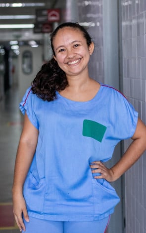 A psicóloga Adriane de Sousa faz parte da residência multiprofissional do IJF e, entre uma atividade e outra, compartilha reflexões sobre a dimensão da mente no cotidiano de vulnerabilidades que o hospital encara(Foto: Samuel Setubal)