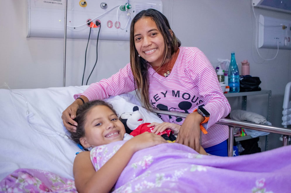 Gersilene Rodrigues e a filha, Lara Sophie, que sofreu um acidente de moto com o avô em Caucaia(Foto: Samuel Setubal)