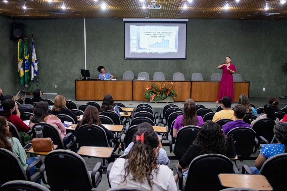 No auditório do IJF, a assistente social Pâmela Santos apresenta dados sobre notificações de violência contra crianças e adolescentes no Núcleo de Serviço Social(Foto: Samuel Setubal)