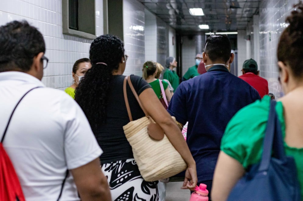 Fila durante troca de acompanhantes no IJF(Foto: Samuel Setubal)