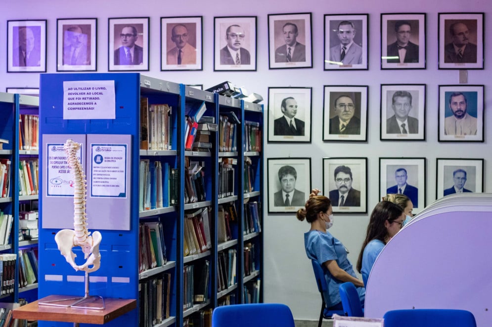 Estudantes na biblioteca do centro de pesquisas do IJF. Na parede, fotografias dos diretores do hospital (Dr. José Frota no canto superior esquerdo)(Foto: Samuel Setubal)