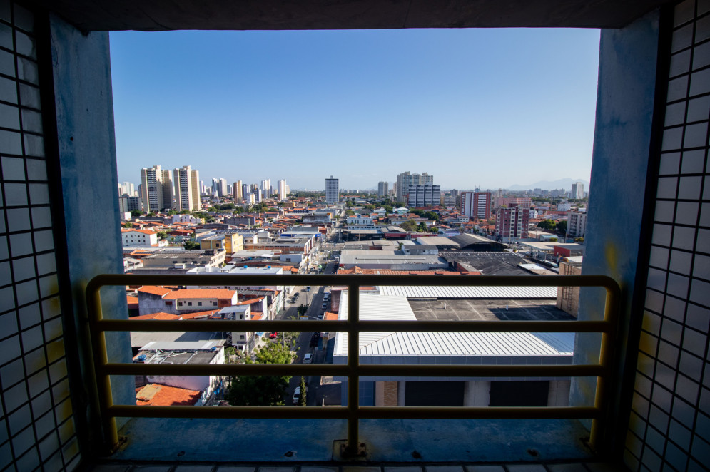 Vista da sacada em um dos quartos da residência médica do Instituto Doutor José Frota com vista para o IJF 2 e a cidade(Foto: Samuel Setubal)