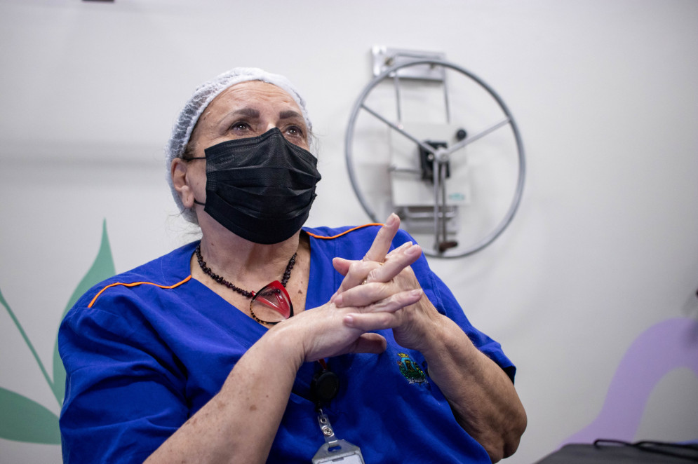 A fisioterapeuta Maria Cira de Abreu Melo está na equipe do IJF desde os anos 1990(Foto: Samuel Setubal)