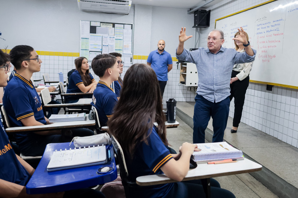 Nazareno Oliveira conta que no início da carreira como professor se inspirou no cantor Raimundo Fagner para dar aulas vibrantes(Foto: AURÉLIO ALVES)