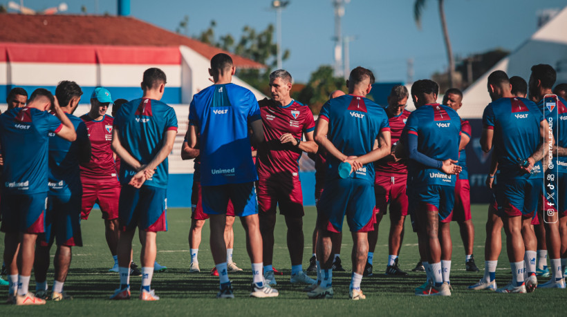 Elenco do Fortaleza reunido antes de treino no Pici