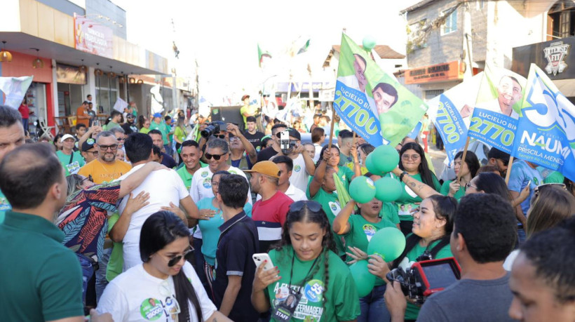 Candidato a prefeito de Caucaia e ex-prefeito, Naumi Amorim (PSD), durante caminhada antes dos disparos de arma de fogo