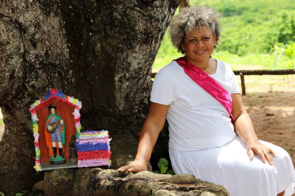 Ana Eugênia, pesquisadora das questões étnicas quilombolas, no quilombo do Sítio Veiga, onde é celebrada a dança de São Gonçalo(Foto: Márcia Paraíso)