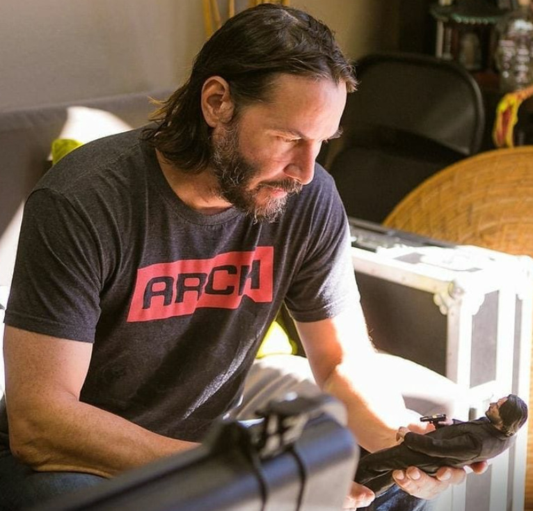 O ator Keanu Reeves fez 60 anos em 2/9 num momento especial da vida. Supervaloriazado no cinema - com a franquia John Wick em alta -, dono de uma fortuna estimada em cerca de 370 milhões de dólares (mais de 1 bilhão em moeda brasileira) e com estabilidade na relação amorosa com Alexandra Grant. 