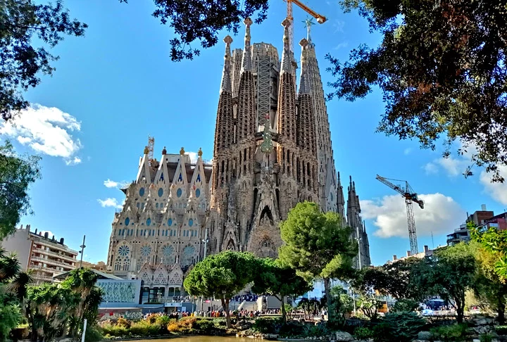 Barcelona, capital da Catalunha, é uma cidade vibrante situada à beira do Mediterrâneo, famosa por sua arte, arquitetura e cultura. Com uma história que remonta à época romana, Barcelona se destaca pelas obras de Antoni Gaudí, como a Sagrada Família e o Parque Güell. Confira os principais pontos turísticos da região: 