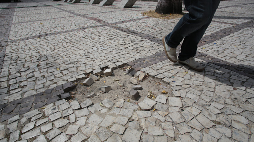 Praça do Ferreira apresenta problemas estruturais, como buracos no piso, bancos quebrados e lixo espalhado