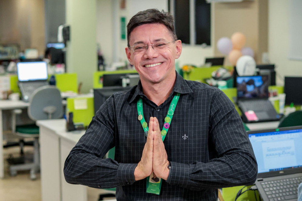 Cabral Junior, 44, sempre viu a liderança como uma oportunidade para ajudar as pessoas a se fortalecerem e se desenvolverem profissionalmente. (Foto: Samuel Setubal/ O Povo)(Foto: Samuel Setubal)