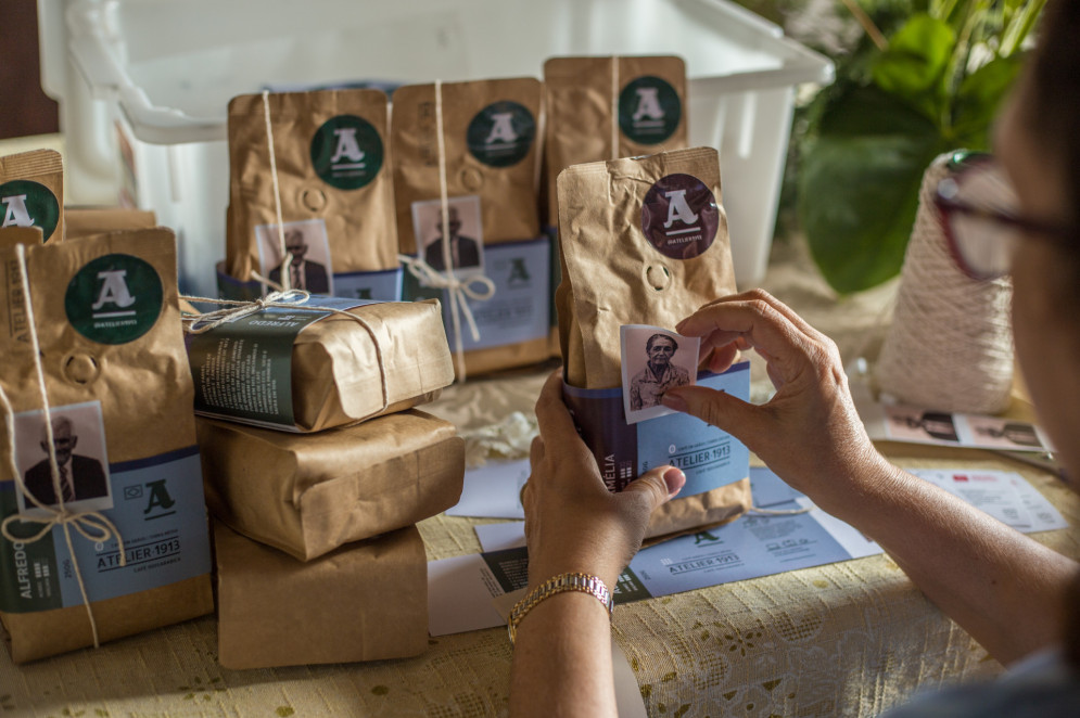 A terceira e quarta geração da família Farias lançou cafés com os nomes dos fundadores do Sítio São Roque, Alfredo e Amélia(Foto: DM photo/Arquivo pessoal Mônica Farias/ Sítio São Roque)