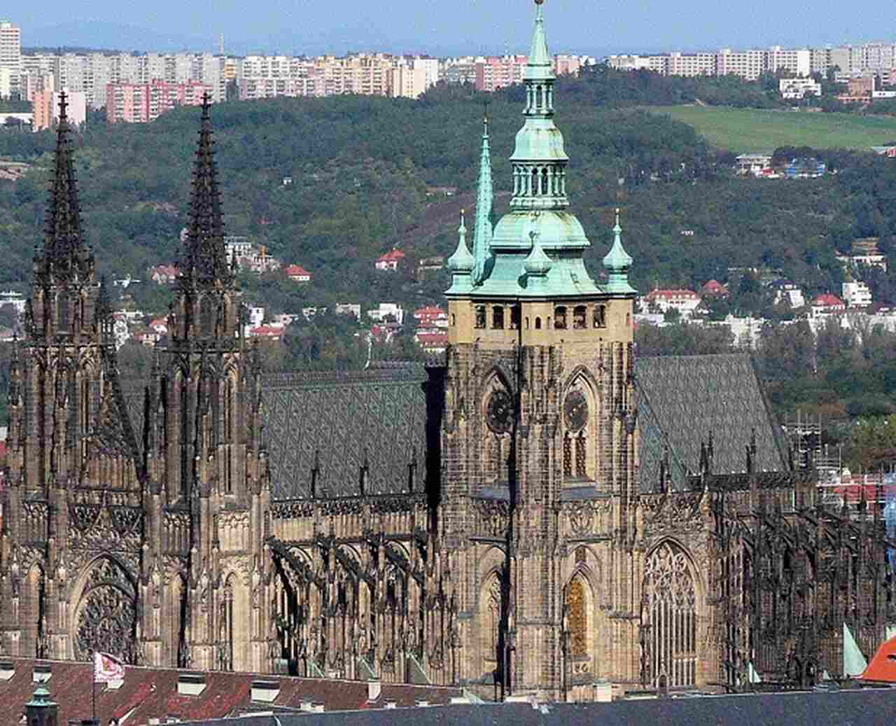 Capital da República Tcheca, Praga é uma cidade excelente para quem está visitando a Europa e quer ver lugares repletos de simbolismo e história. Confira alguns dos principais pontos turísticos da região: 