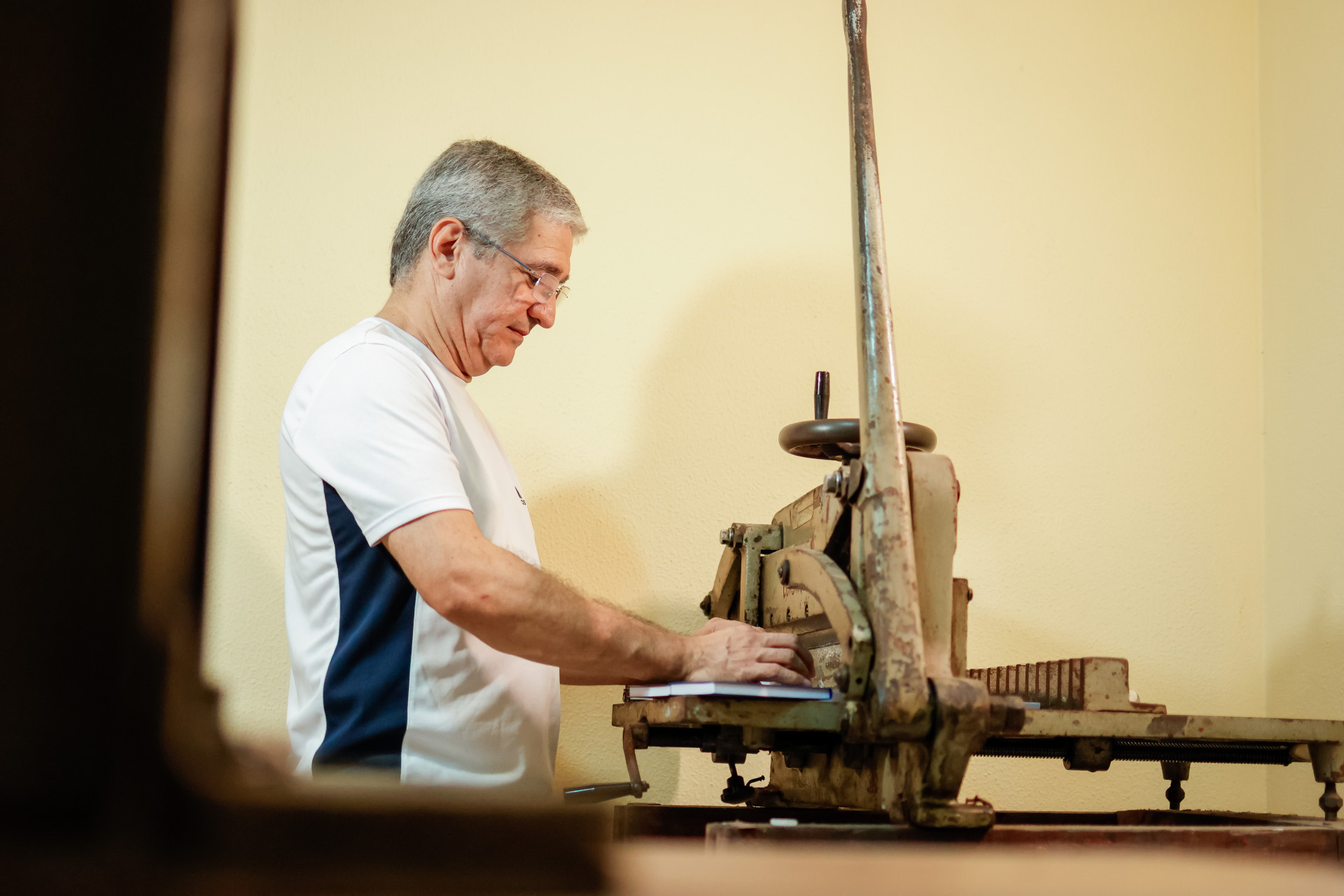 FORTALEZA, CEARÁ,  BRASIL- 05.09.2024: Erico Dias, encardenador. Erico faz Encardenação manuais, de livros (monografias / caderno de anotoções e outros). (Foto: |Aurelio Alves/O POVO) (Foto: AURÉLIO ALVES)