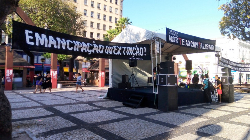 Movimento Crítica Radical realiza ato no Centro de Fortaleza em defesa do 