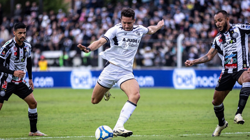 Jean Irmer, volante do Ceará, durante jogo contra o Operário-PR