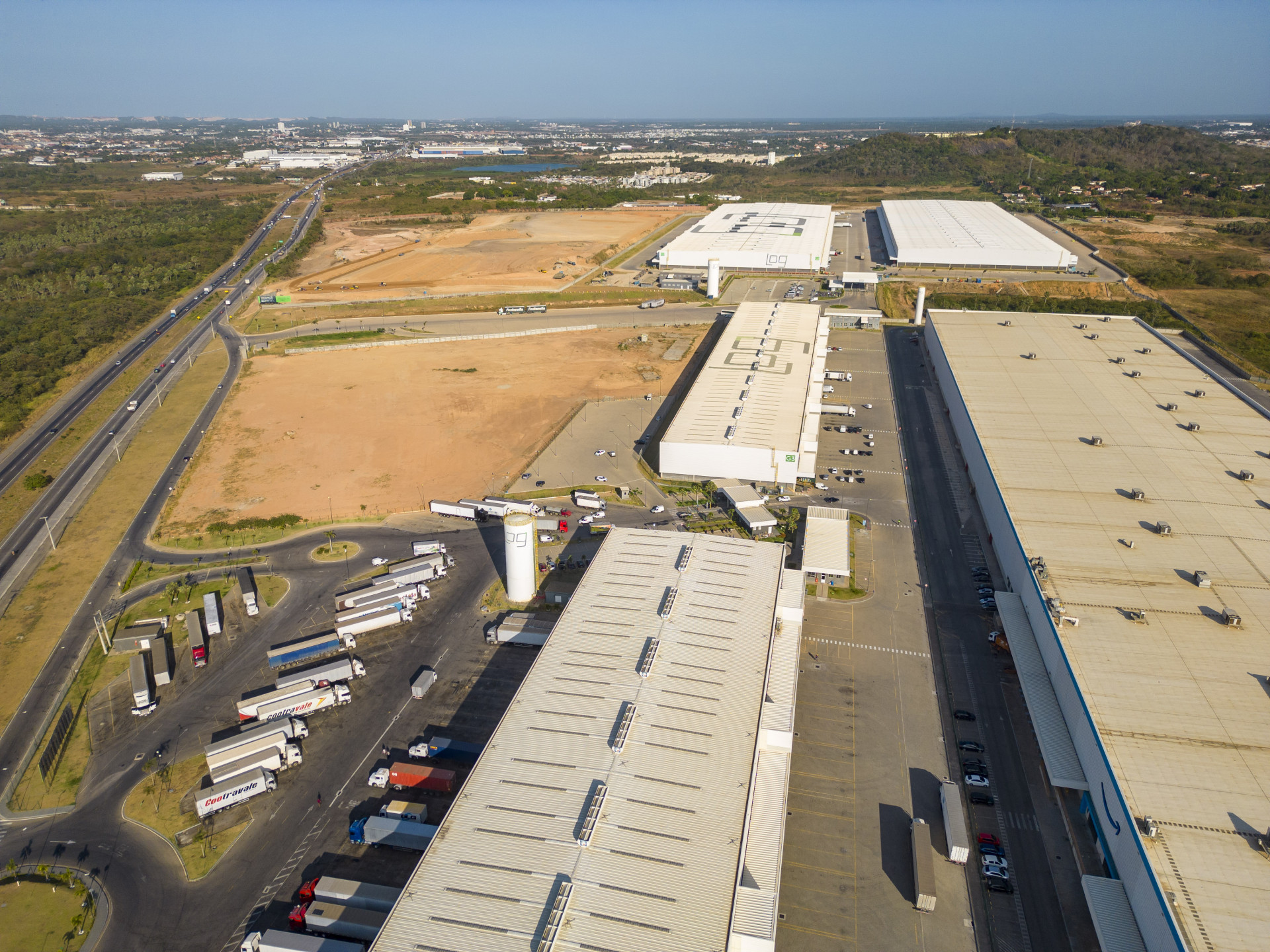 ￼CONDOMÍNIO logístico que abriga empresas como Assaí, Amazon, Mercado Livre, Pague Menos, em Itaitinga (Foto: FCO FONTENELE)