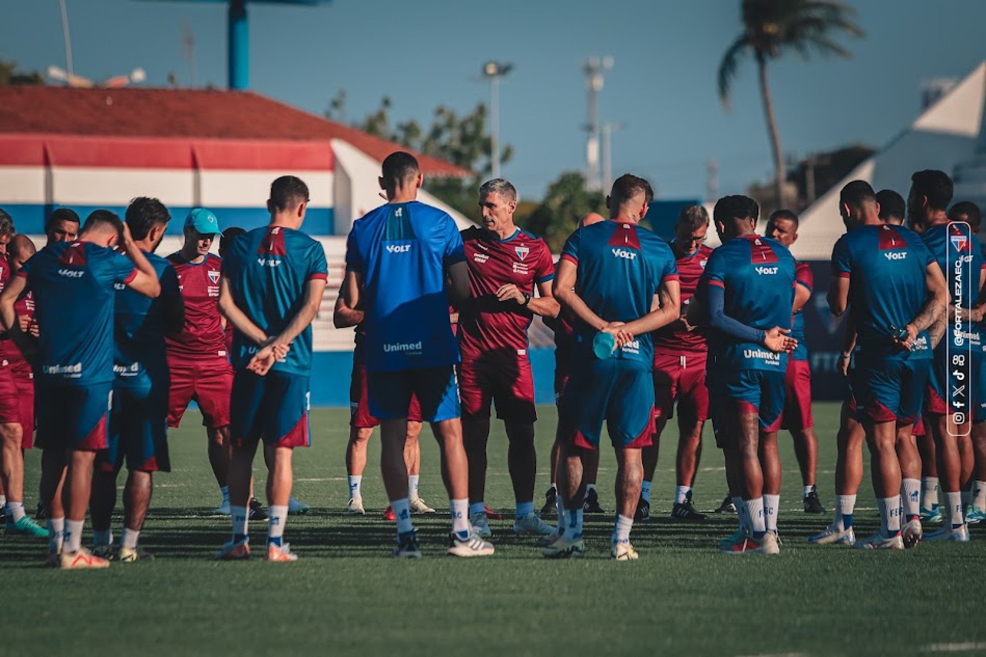 Vojvoda, técnico do Fortaleza, reunido com o grupo de jogadores durante treino no Centro de Excelência Alcides Santos (Foto: Mateus Lotif / Fortaleza EC)