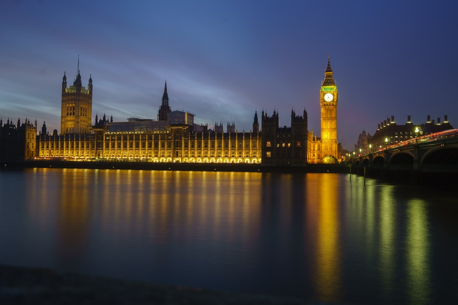 Londres, a capital do Reino Unido, é uma metrópole vibrante e histórica, conhecida por seus marcos icônicos como o Big Ben, a Torre de Londres e o Palácio de Buckingham. Fundada pelos romanos há quase dois milênios, a cidade é um centro global de cultura, finanças e política. Confira os principais pontos turísticos da região: 