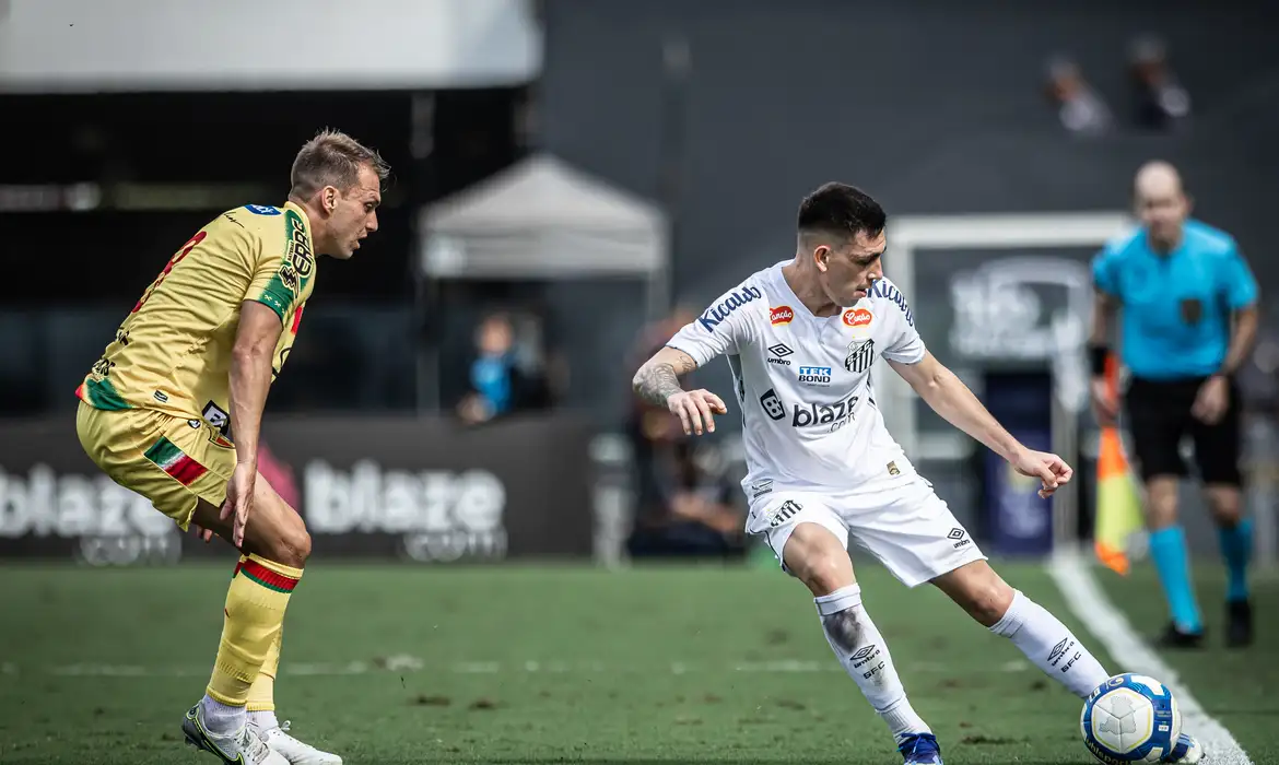 Mirando liderança, Santos visita o Brusque pela 25ª rodada da Série B