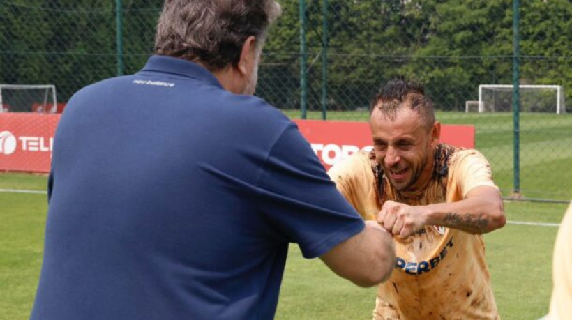 Lateral-direito completou 39 anos neste sábado e foi 'presenteado' pelos companheiros durante atividade no CT da Barra Funda