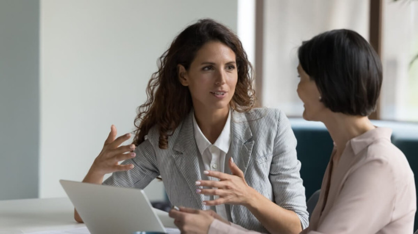 A entrevista de emprego é a chance do profissional mostrar ao empregador por que ele é a melhor escolha (Imagem: fizkes | Shutterstock)