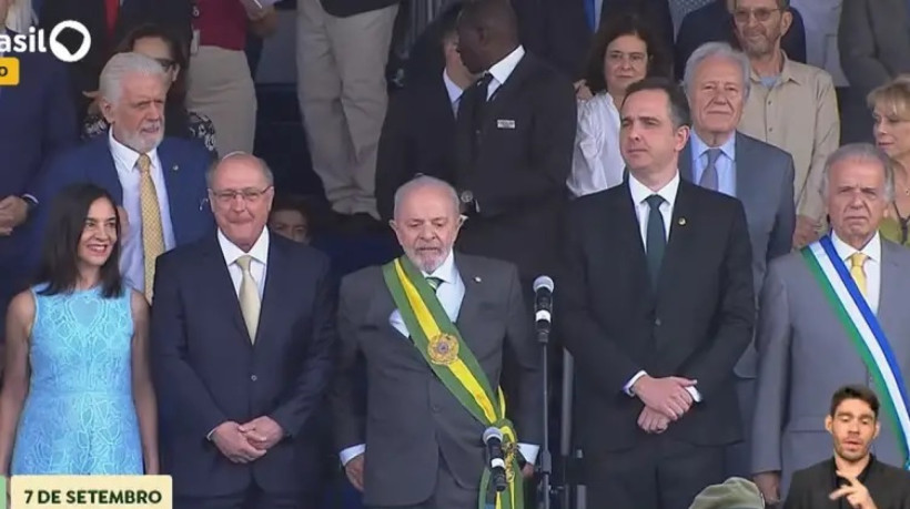 Presidente Lula e autoridades no desfile de 7 de Setembro na Esplanada dos Ministérios