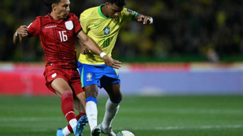 Ecuador's midfielder Jeremy Sarmiento (L) and Brazil's forward Rodrygo fight for the ball during the 2026 FIFA World Cup South American qualifiers football match between Brazil and Ecuador, at the Major Antônio Couto Pereira stadium in Curitiba, Brazil, on September 6, 2024. (Photo by Mauro PIMENTEL / AFP) (Photo by MAURO PIMENTEL/AFP via Getty Images)