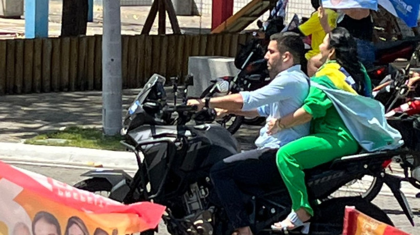 André Fernandes chega à Praça Portugal com vice a bordo. Ambos sem capacete