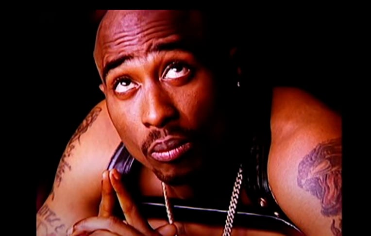 O rapper e ator americano Tupac Shakur, que teve uma vida conturbada, morreu em 1996, aos 25 anos. Foi na  noite de 7 de setembro daquele ano que Tupac, ao parar num sinal, foi atingido por 4 tiros num carro em Las Vegas. 