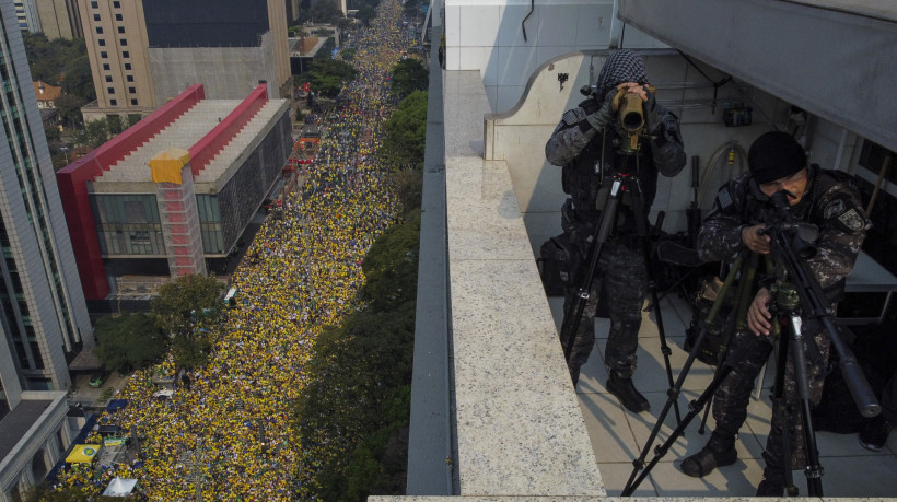 Snipers da Polícia Militar de São Paulo localizados em prédio durante ato com Bolsonaro e o governador Tarcísio de Freitas, na Avenida Paulista, em 7 de setembro de 2024