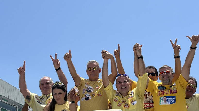 Sarto ao lado de Élcio Batista, Roberto Cláudio e Ciro Gomes durante carreata em Fortaleza