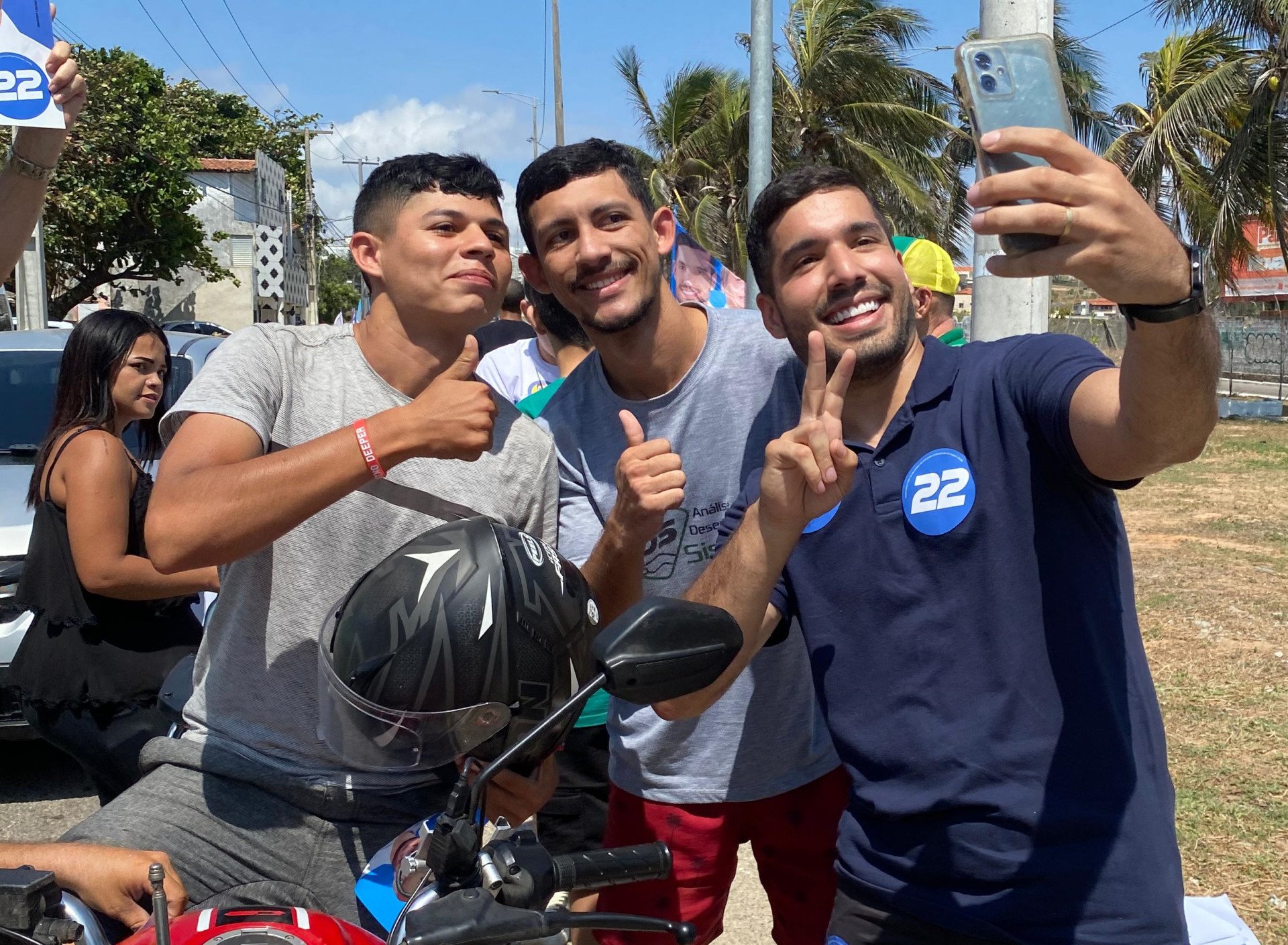 André Fernandes adesivou carros na Praia do Futuro e tirou selfies com apoiadores neste domingo, 8  (Foto: Divulgação/Assessoria André Fernandes)