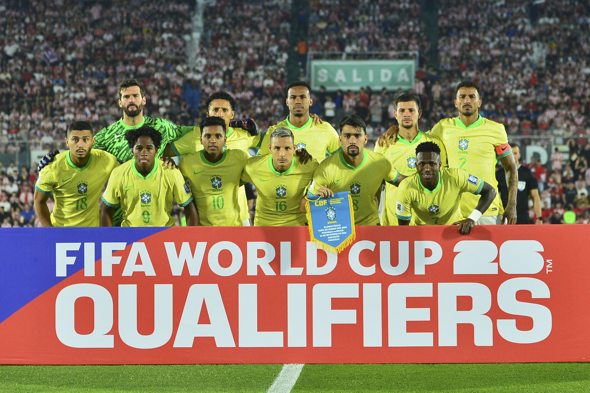 Seleção brasileira pousando para foto antes do duelo contra o Paraguai, válido pelas Eliminatórias da Copa do Mundo (Foto: Daniel Duarte / AFP)