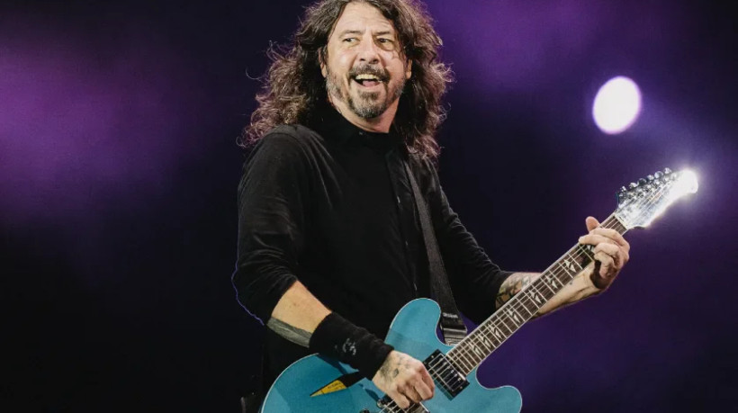 Líder do Foo Fighters, Dave Grohl revelou que teve filha fora do casamento com a diretora Jordyn Blum