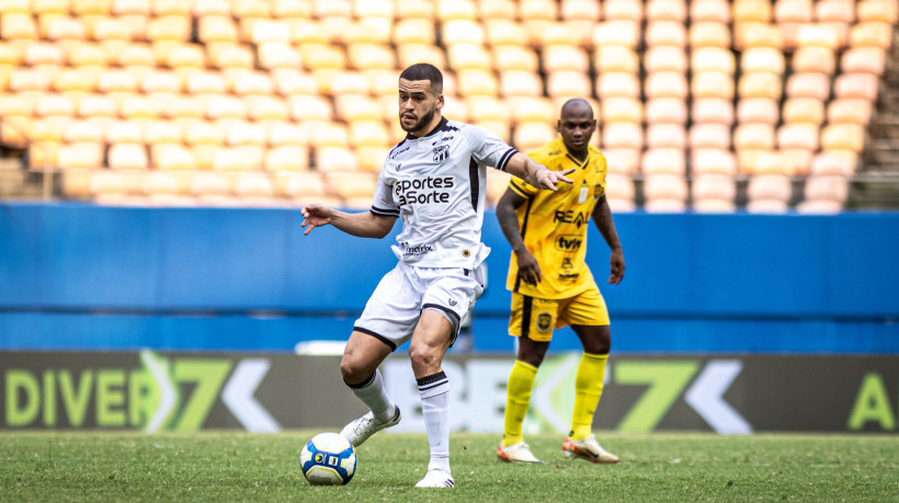 Volante De Lucca no jogo no jogo Amazonas x Ceará, na Arena da Amazônia, pelo Campeonato Brasileiro Série B 2024