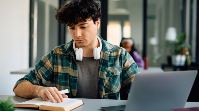 A preparação para a redação do Enem exige domínio da estrutura textual e um repertório sociocultural sólido (Imagem: Drazen Zigic | Shutterstock)