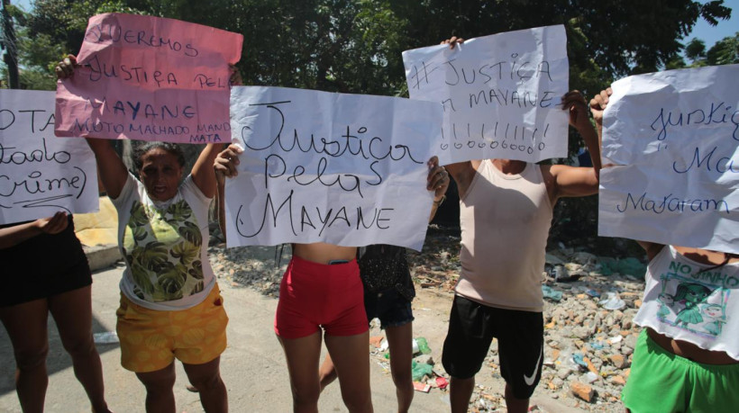 Populares realizaram manifestação pedindo justiça pela morte da vítima