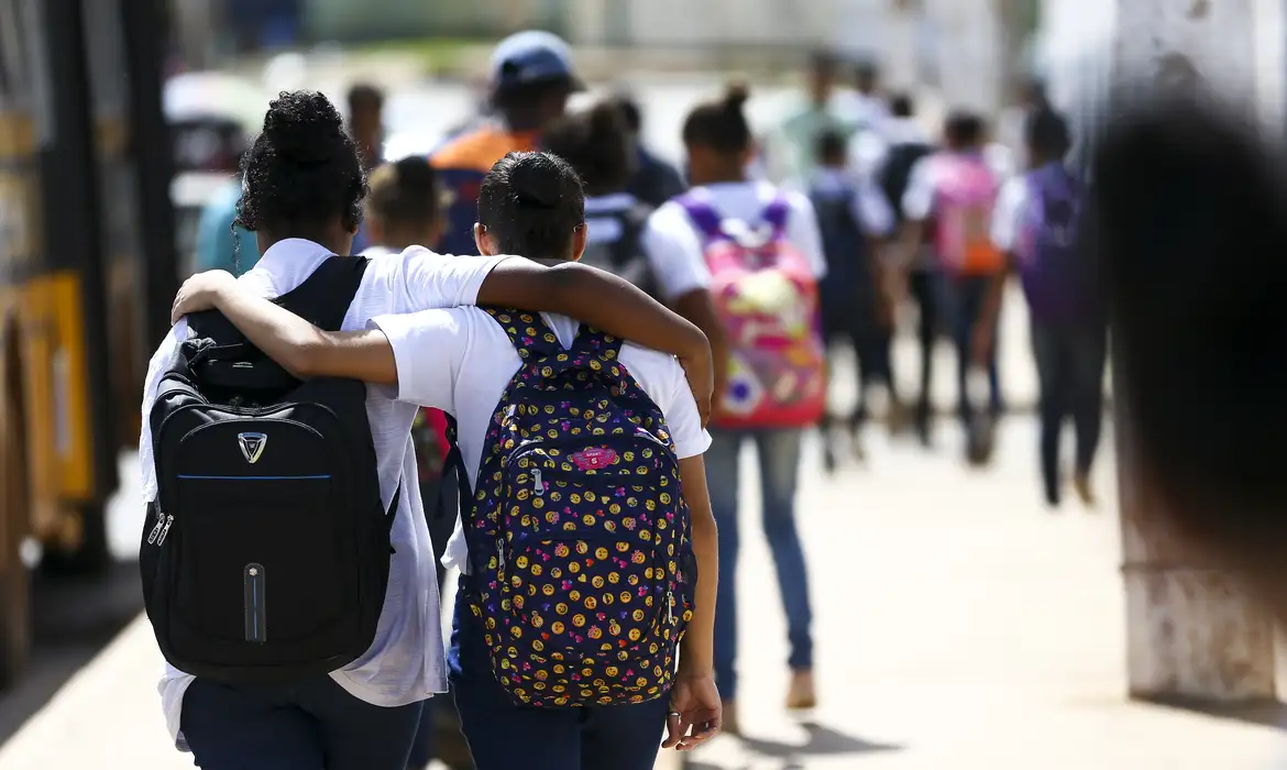 Brasil discute estratégias para melhorar educação para a adolescência