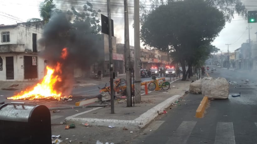 Até o momento, Sindiônibus confirmou que dois ônibus foram alvos de ataques 